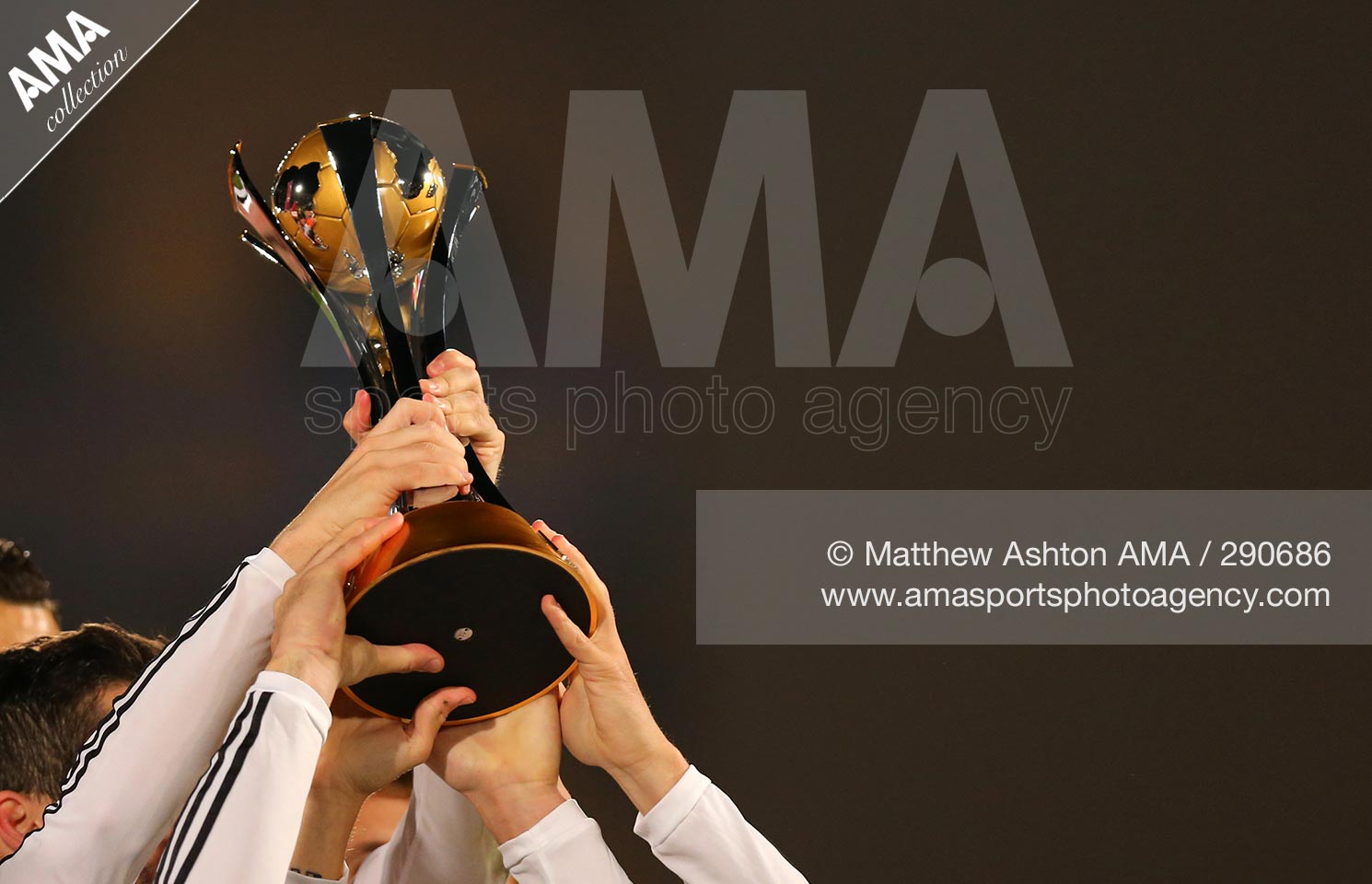 20 December 2014 - FIFA Club World Cup 2014 - Final - Real Madrid v San Lorenzo - Real Madrid hold up the FIFA Club World Cup Trophy after defeating San Lorenzo 2-1